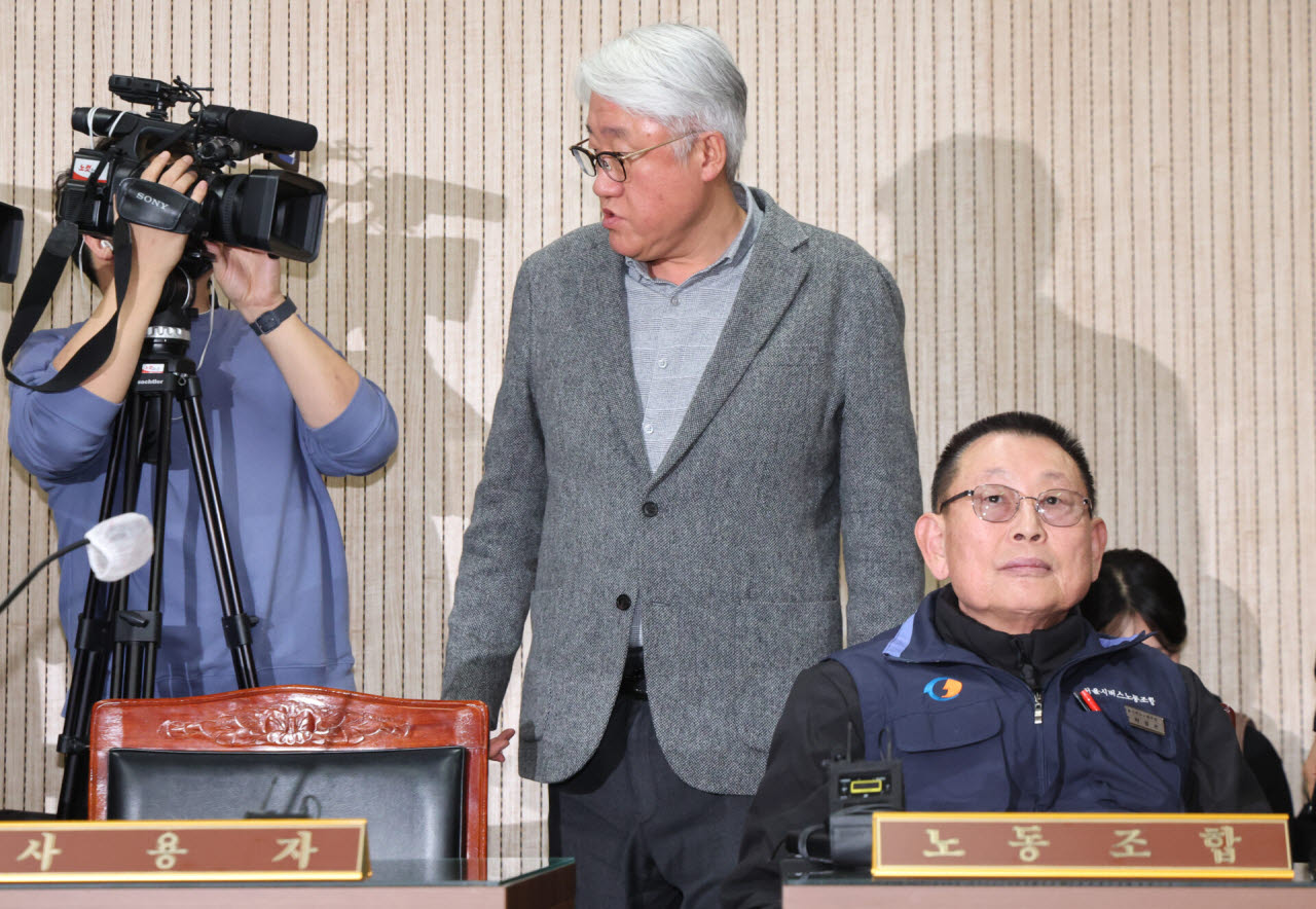 서울시버스노동조합 파업 이틀차인 지난 1월 14일 박점곤전국자동차노동조합연맹 서울시버스노동조합 위원장의 뒤로 김정환 서울시버스운송사업조합 이사장이 서울 영등포구 서울지방노동위원회에서 열린 노사 교섭에 참석하고 있다.(사진=뉴시스)