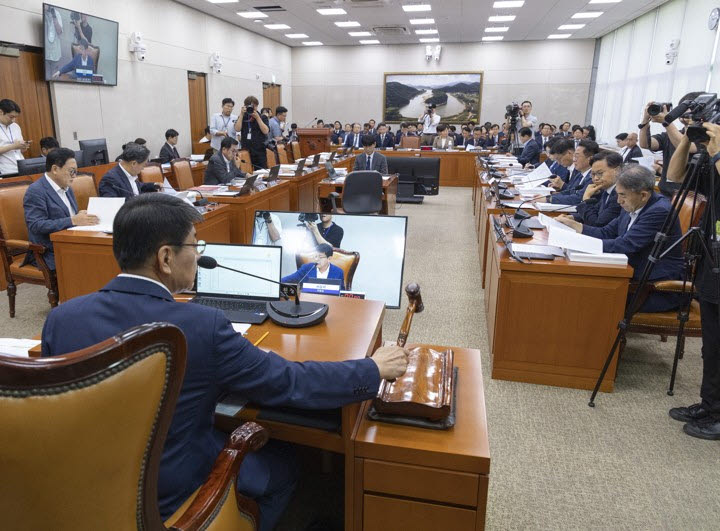 국회 농림축산식품해양수산위원회 위원장인 더불어민주당 서삼석 의원이 26일 국회에서 열린 농해수위 전체 회의에서 안건을 상정하고 있다.(사진=연합뉴스)