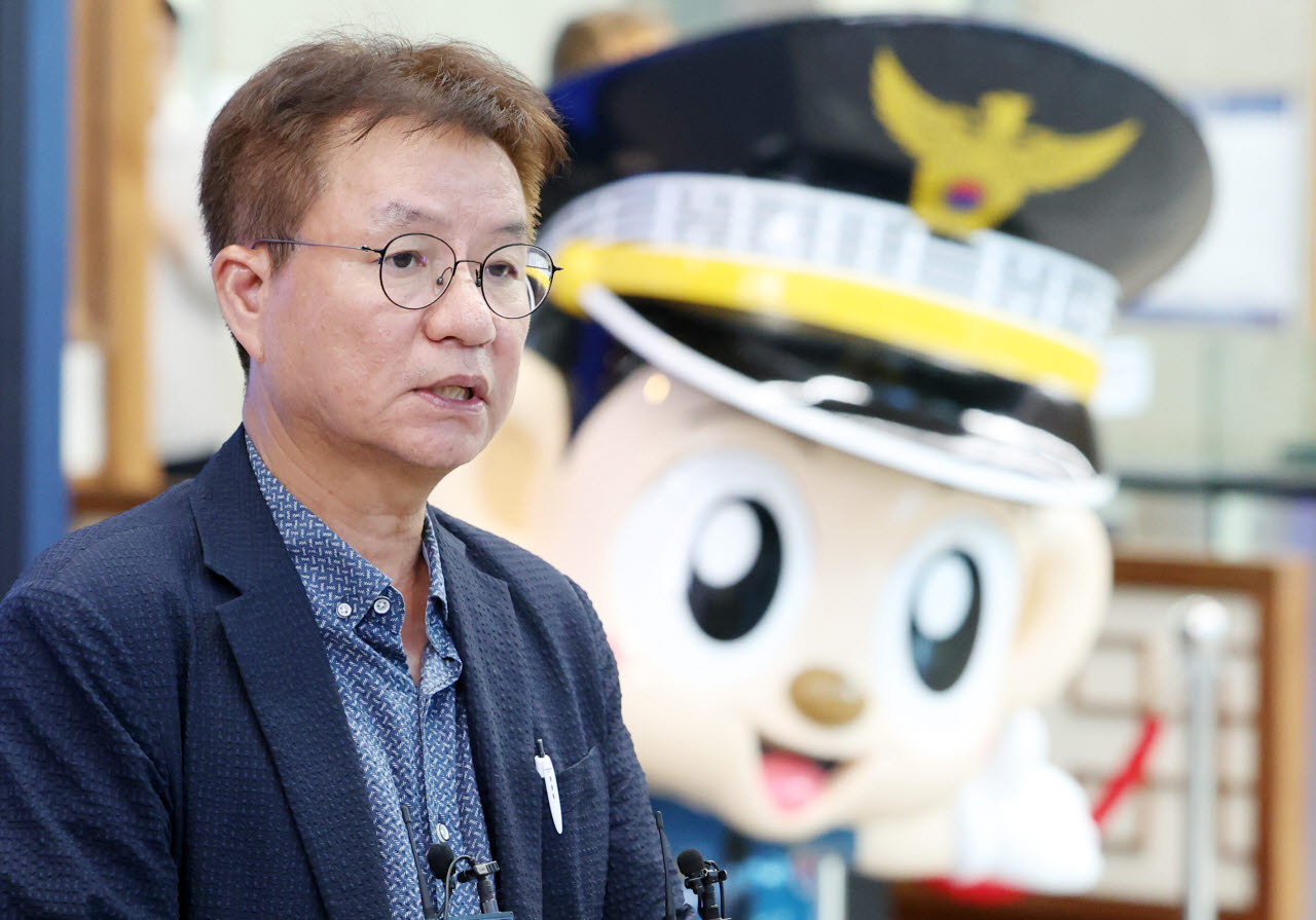 김남준 경찰수사개혁위원회 위원장이 6일 오후 서울 서대문구 경찰청에서 열린 전국 성폭력 상담소협의회-경찰수사개혁위원회 간담회를 마친 후 브리핑을 하고 있다. (사진=뉴시스)