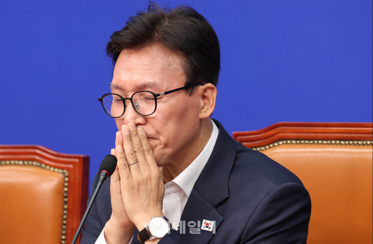 김민석 더불어민주당 대표가 31일 서울 여의도 국회에서 열린 최고위원회의에서 참석자들의 발언을 들으며 생각에 잠겨 있다.(사진=노진환 기자)
