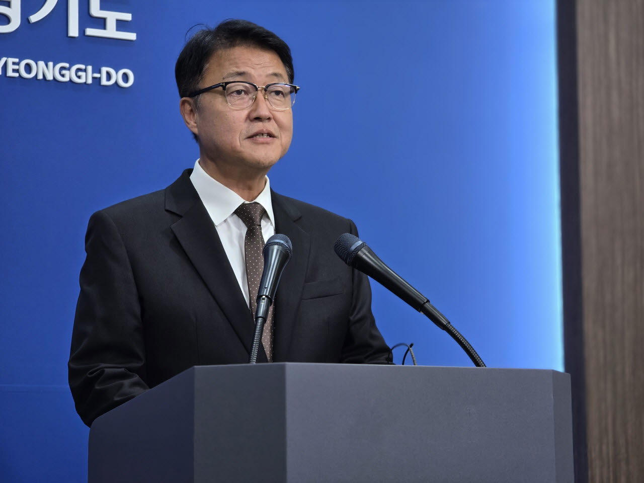 주형철 경기도 경제부지사가 31일 경기도청 브리핑룸에서 재정위기 극복 전략TF를 통해 도출된 경기도 재정 구조조정 방향을 설명하고 있다.(사진=황영민 기자)
