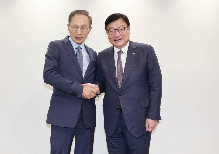 정점식 국민의힘 원내대표가 31일 서울 서초구 청계재단을 방문해 이명박 전 대통령과 기념 촬영하고 있다. (사진=국회사진기자단)