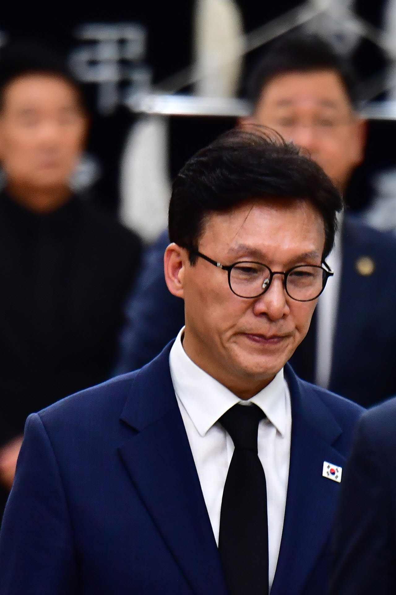 김민석 민주당 당대표가 31일 오후 조희대 대법원장 부친 빈소가 마련된 경북 포항성모병원 장례식장에서 조문을 마친 후 걸어나오고 있다.(사진=뉴스1)
