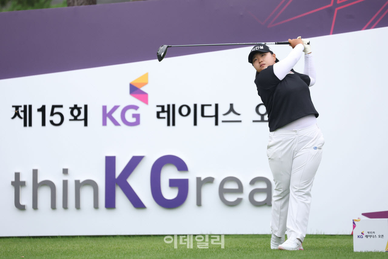 신다인이 30일 경기도 용인시 처인구 써닝포인트CC에서 열린 '제15회 KG 레이디스 오픈' 4라운드에서 10번홀 티샷을 날리고 있다.(사진=이데일리 이영훈 기자)