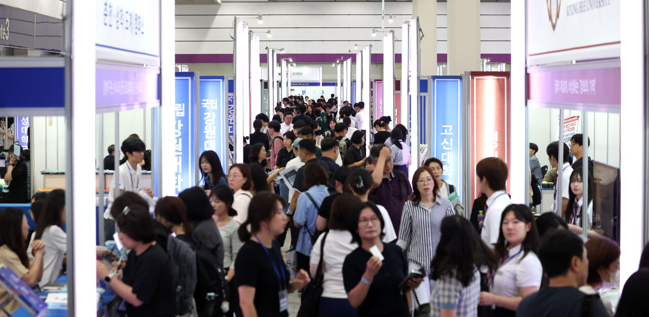 지난 7월 23일 서울 강남구 코엑스에서 열린 '2027학년도 수시 대학입학정보박람회'에서 학부모·학생들이 입시 상담을 받고 있다. (사진= 뉴시스)
