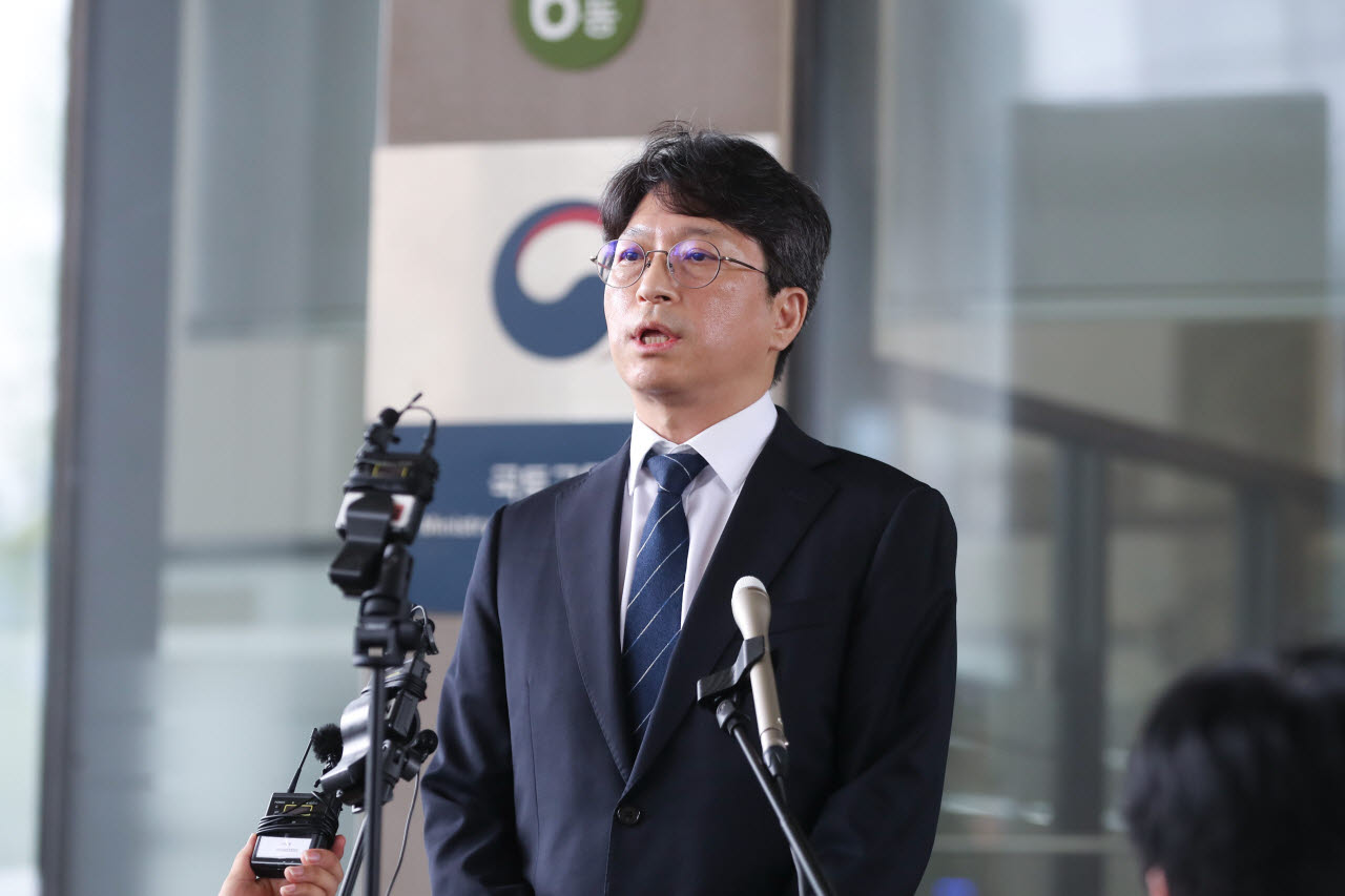 홍지선 국토교통부 장관 후보자가 31일 정부세종청사에서 기자들의 질문에 답변하고 있다. (사진=국토교통부)