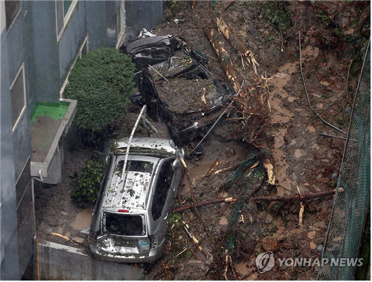 집중호우로 산사태가 발생한 경남 거제시 옥포동 한 아파트에서 차량이 파손돼 있다. (사진=연합뉴스)