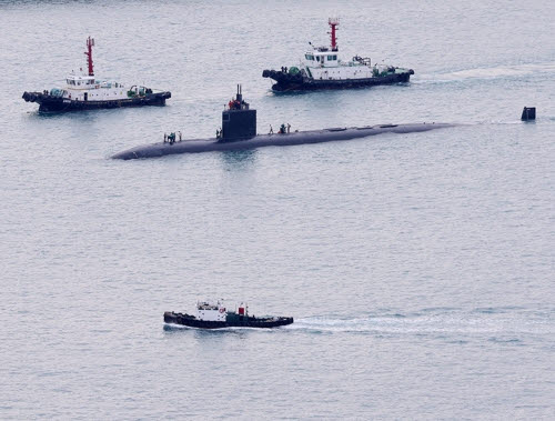 지난 해 12월 23일 부산 해군작전기지에 미 해군 핵 추진 잠수함(SSN) 그린빌함이 입항하고 있다. 길이 110m, 폭 10m, 승조원 110여 명인 그린빌함은 토마호크 순항미사일과 12개의 수직발사시스템(VLS), 어뢰 및 4개의 발사관 등을 갖췄다. (사진=연합뉴스)