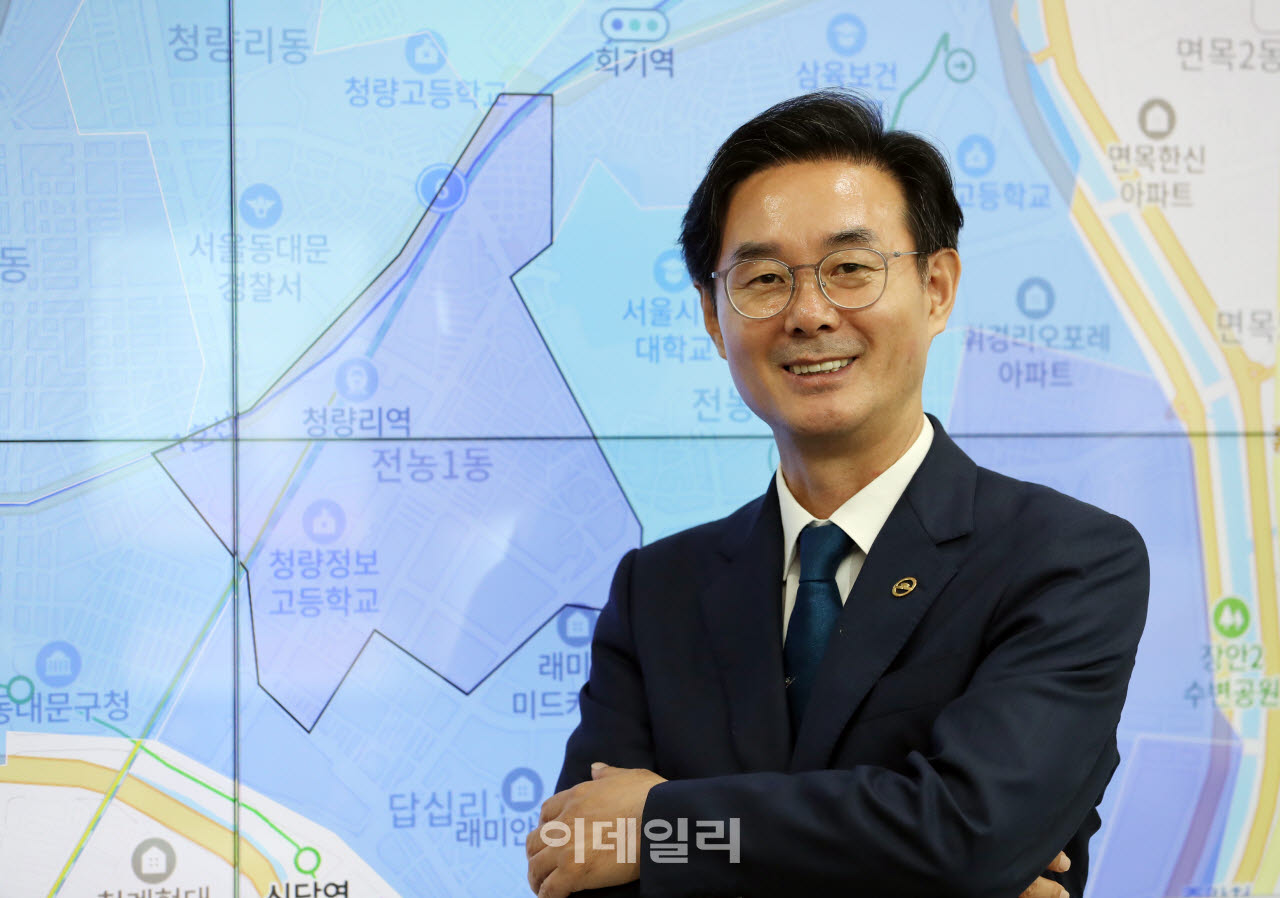 최동민 동대문구청장은 최근 동대문구청에서 진행한 이데일리와의 인터뷰에서 통합돌봄의 중요성을 강조했다. (사진= 김태형 기자)