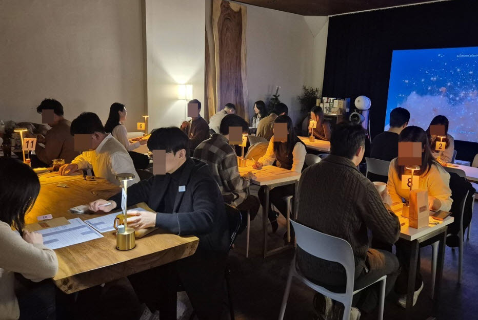지난 20일 경기 수원시에서 열린 로테이션 소개팅에서 남녀 22명이 치열한 탐색전을 벌이고 있다. (사진=연합뉴스)
