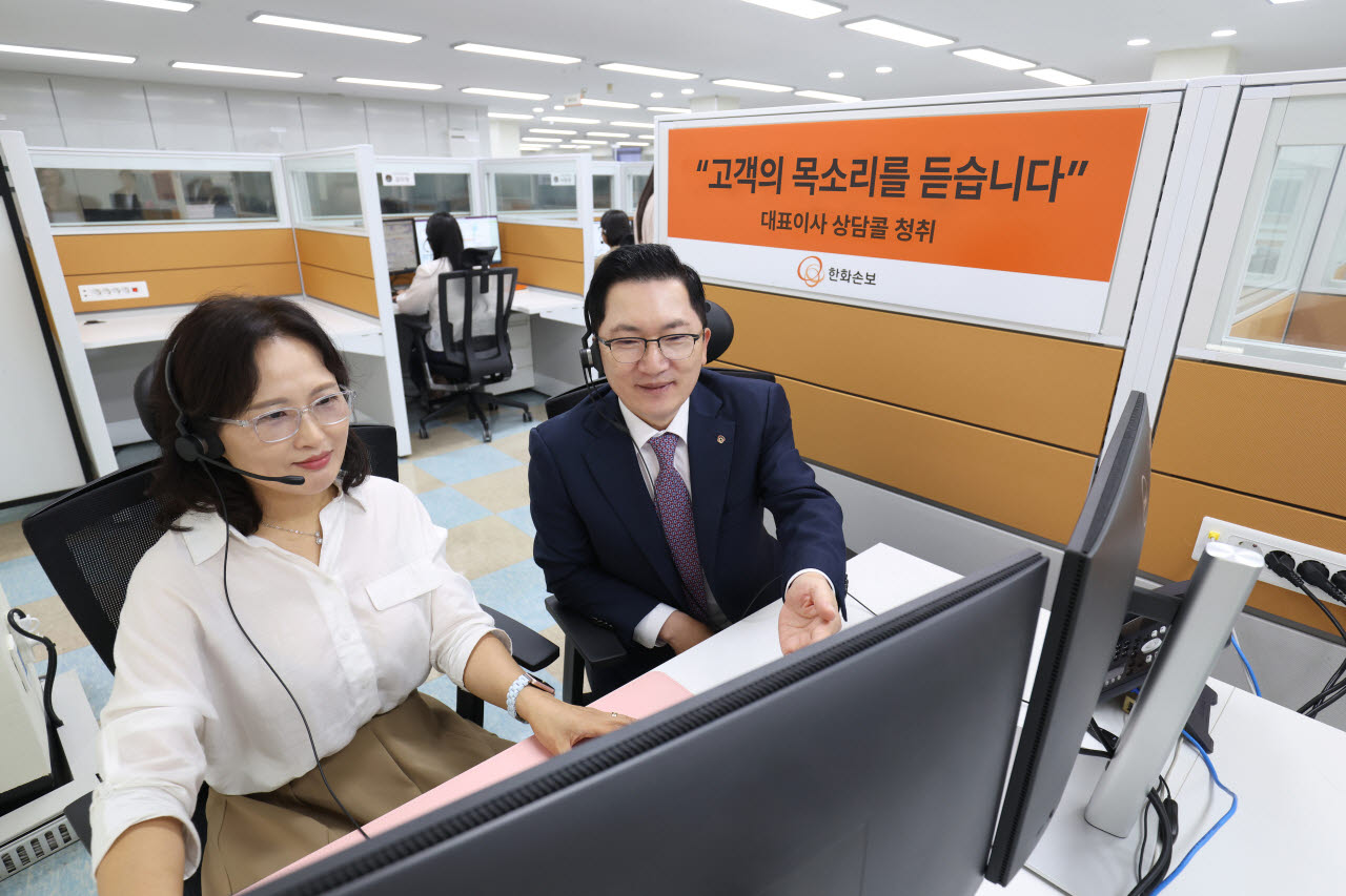 나채범 한화손보 대표(오른쪽)가 지난달 25일 충북 청주시에 위치한 청주고객상담센터를 방문해 고객 목소리를 직접 듣는 상담콜 동석 청취 시간을 가지고 있다.(사진=한화손해보험)