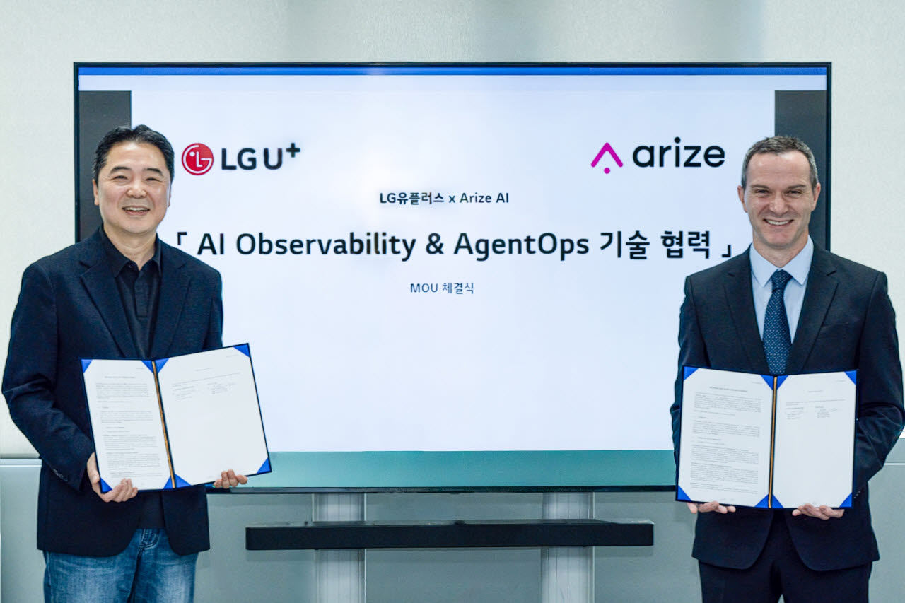 LG유플러스가 글로벌 AI 운영 관리 기업 어라이즈 AI(Arize AI)와 손잡고 AI 에이전트를 더 정확하고 안전하게 운영하기 위한 관리 체계를 구축한다. 사진은 이상엽 LG유플러스 CTO(전무, 왼쪽)와 패트릭 켈리(Patrick Kelly) 어라이즈 AI 아시아태평양 지역 총괄 책임자가 서울 마곡 LG유플러스 사옥에서 열린 협약식에서 기념 촬영을 하는 모습.