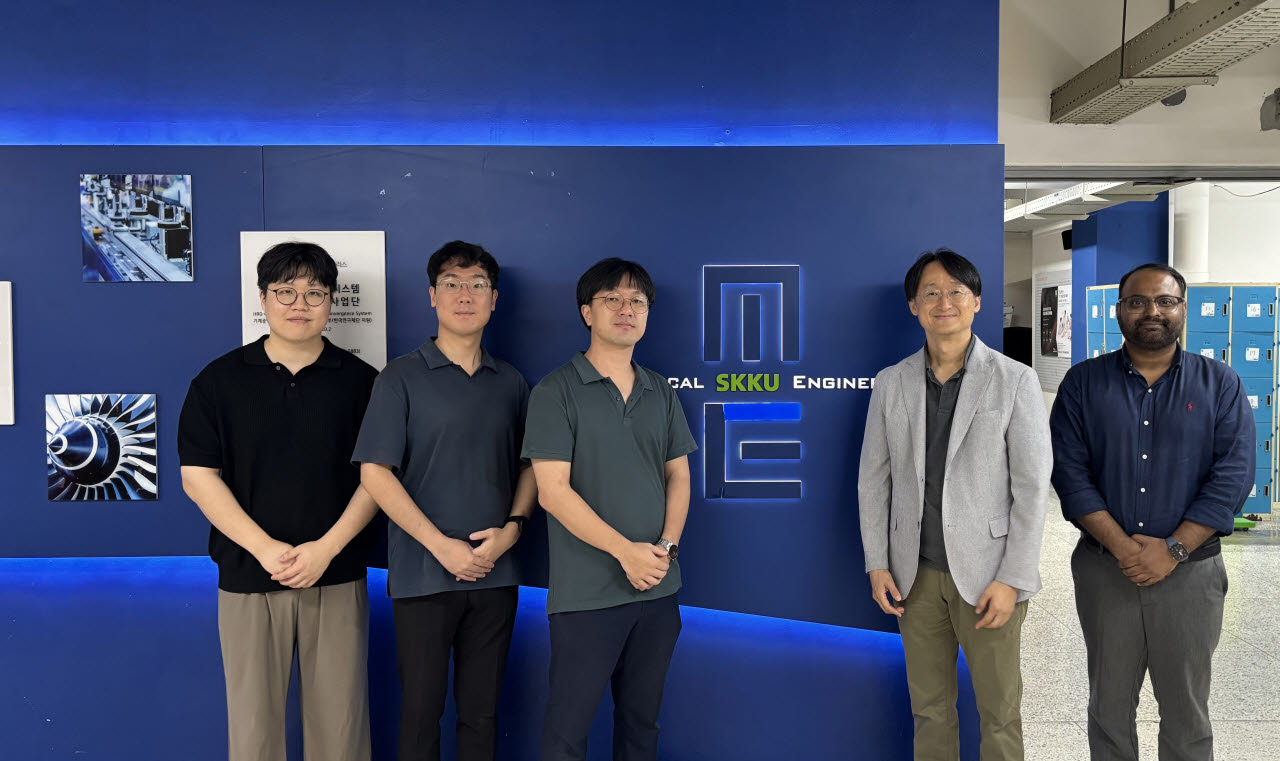 (왼쪽부터)성균관대의 김홍덕 박사후연구원, 김영빈 연구원, 최준명 교수, 백승현 교수, 무하메드 아지말 연구교수. (사진=성균관대)