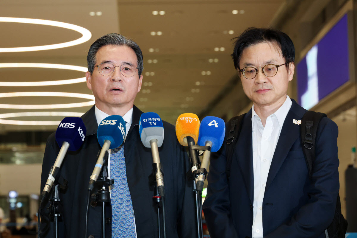 김용범 대통령실 정책실장과 김정관(오른쪽) 산업통상부 장관이 한미 관세협상 추가 논의를 마치고 지난해 24일 인천국제공항을 통해 귀국한 뒤 취재진의 질문에 답하고 있다. (사진=연합뉴스)