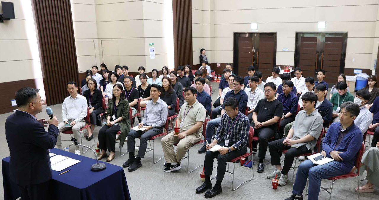 코트라는 8월 31일 조직의 허리 역할을 하는 30·40대 실무 리더들과 코트라의 미래를 주제로 자유롭게 소통하는 ‘사통팔달-실무 리더와의 대화’를 개최했다. ‘사통팔달-실무 리더와의 대화’ 현장의 모습. (사진=코트라 제공)