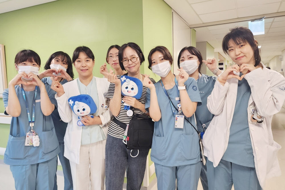 인도네시아 국적의 환자 A씨(왼쪽에서 다섯 번째)가 퇴원을 앞두고 인천세종병원 간호사들과 기념촬영을 하고 있다.