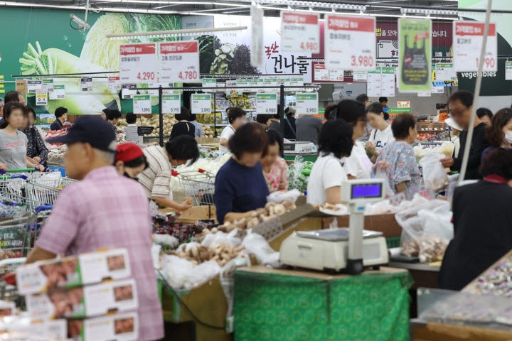 서울의 한 대형마트에서 시민들이 장을 보고 있다. (사진=연합뉴스)