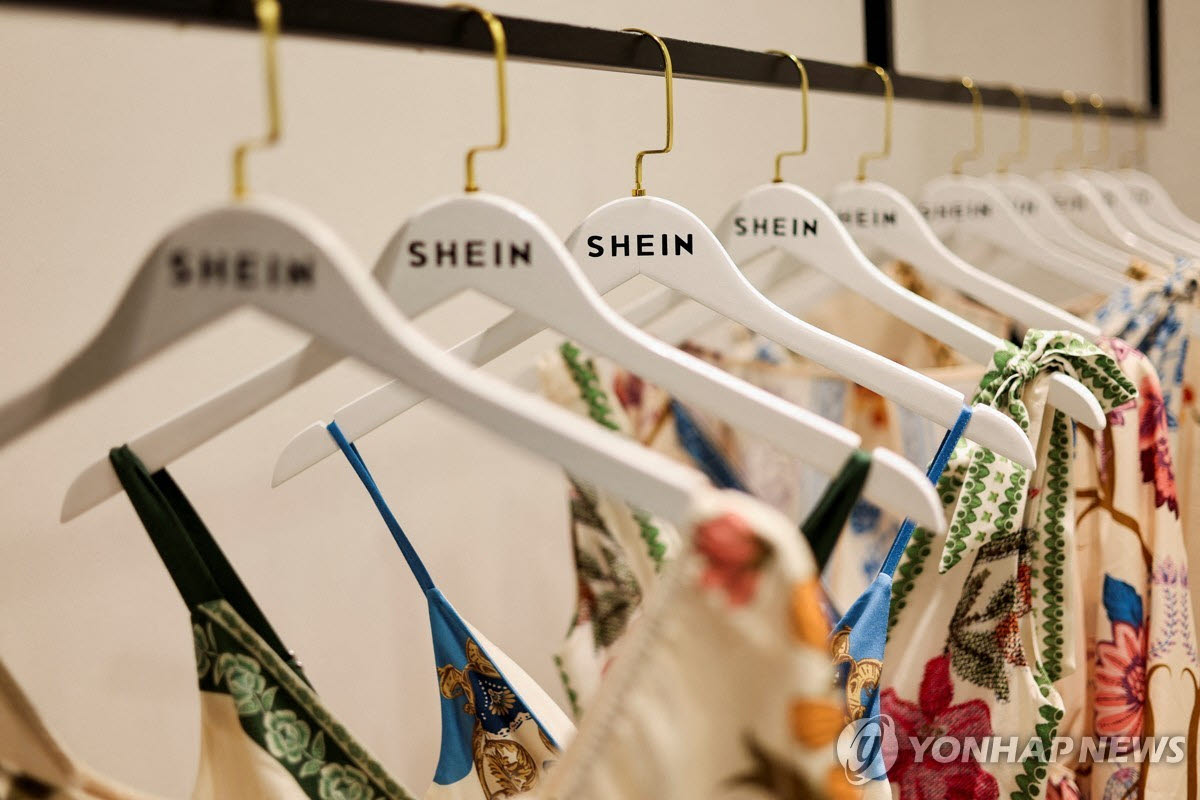 브라질 상파울루에 위치한 패스트패션 브랜드 Shein의 사무실에 의류들이 걸려 있다. (사진=연합뉴스)