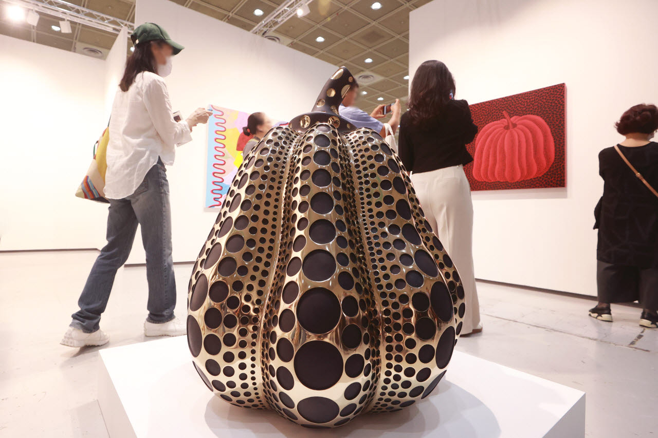 7일 서울 강남구 코엑스에서 열린 프리즈 서울(Frieze Seoul 2023)을 찾은 관람객들이 구사마 야요이 작품을 살펴보고 있다(사진=연합뉴스).