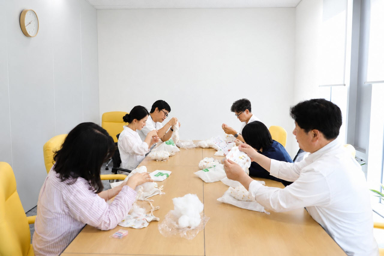 도레이첨단소재 임직원들이 이른둥이 안전 키트를 제작하고 있다. (사진=도레이첨단소재)