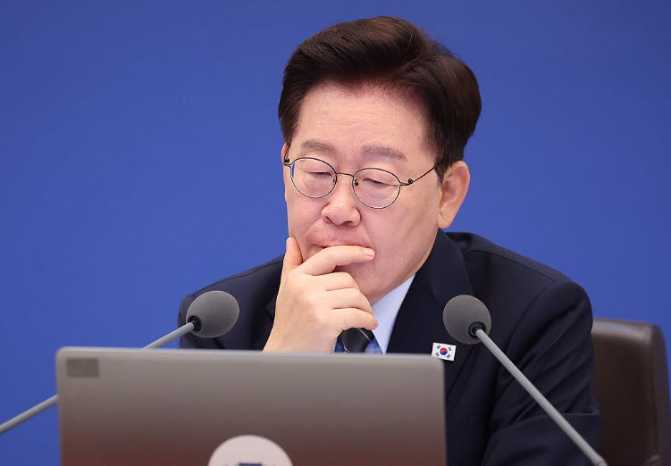 이재명 대통령이 1일 청와대에서 열린 국무회의에서 자료를 보고 있다. (사진=연합뉴스)