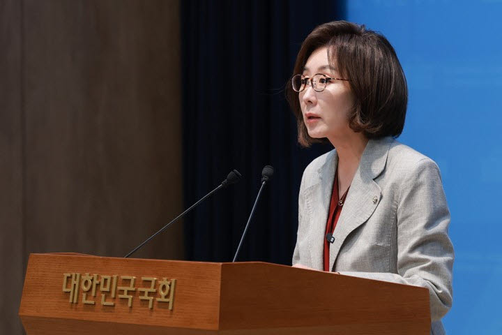 국민의힘 나경원 의원, 단일종목 레버리지 ETF 관련 기자회견 (서울=연합뉴스) 신현우 기자 = 국민의힘 나경원 의원이 30일 국회 소통관에서 단일종목 레버리지 상장지수펀드(ETF)와 관련해 이억원 금융위원장, 이찬진 금감원장, 김용범 청와대 정책실장 사퇴를 촉구하는 기자회견을 하고 있다. 2026.8.30