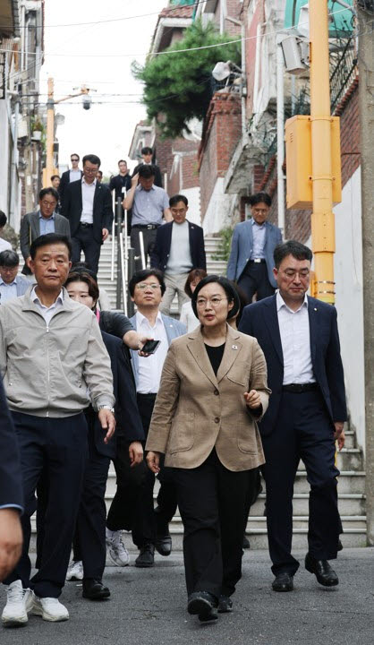 한성숙 국무총리가 29일 서울 민간재개발 사업 현장인 성북구 장위동 장위14 재개발 현장을 시찰하고 있다. (사진=연합뉴스)