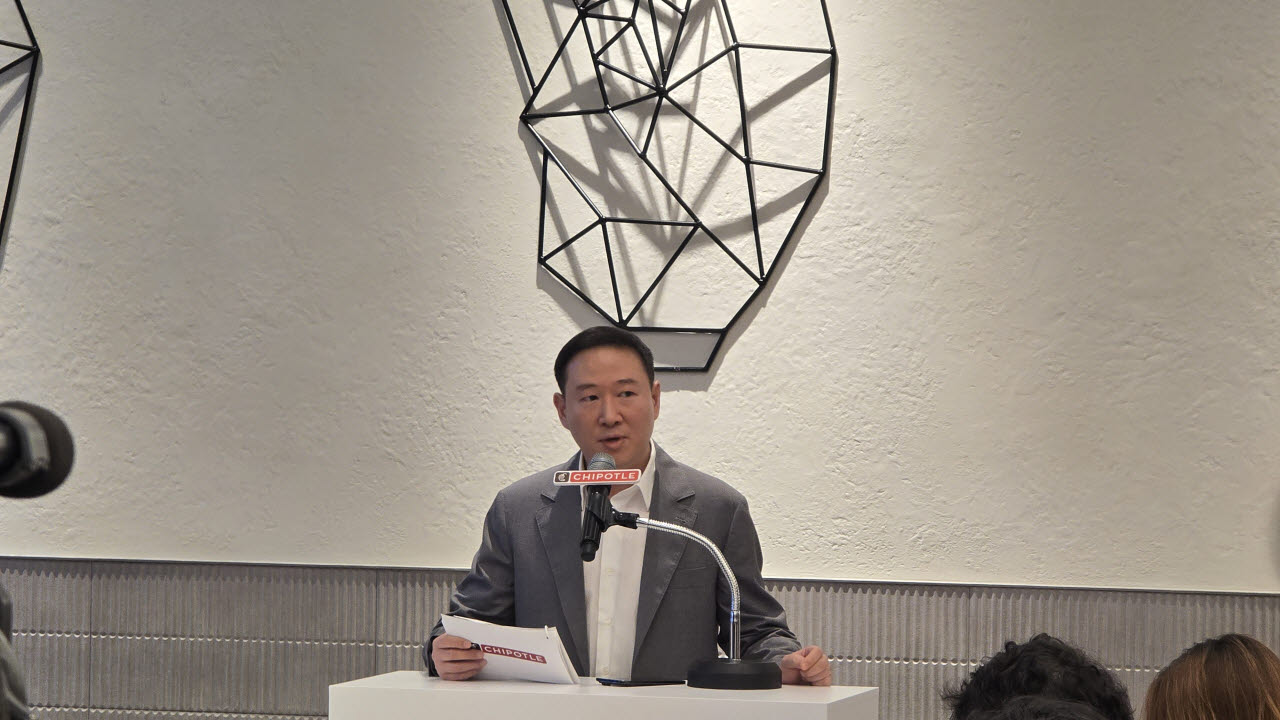 허희수 상미당홀딩스 최고비전책임자(CVO) 사장이 1일 서울 강남구 치폴레 강남점에서 열린 미디어 간담회에서 발표하고 있다. (사진=김지우 기자)