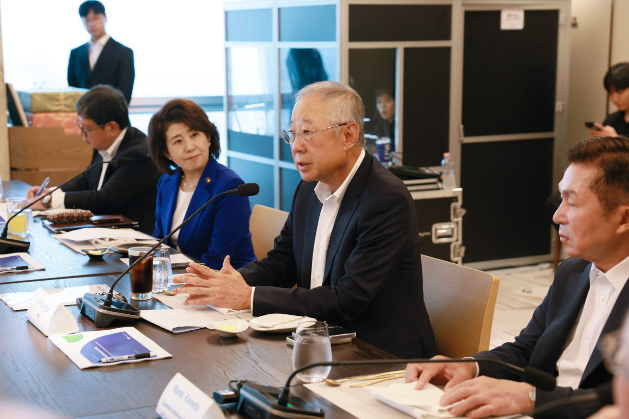 류진 한국경제인협회 회장이 1일 FKI타워에서 열린 '한경협-간사이경제동우회 간담회'에 참석해 인사말을 하고 있다. (사진=한국경제인협회)