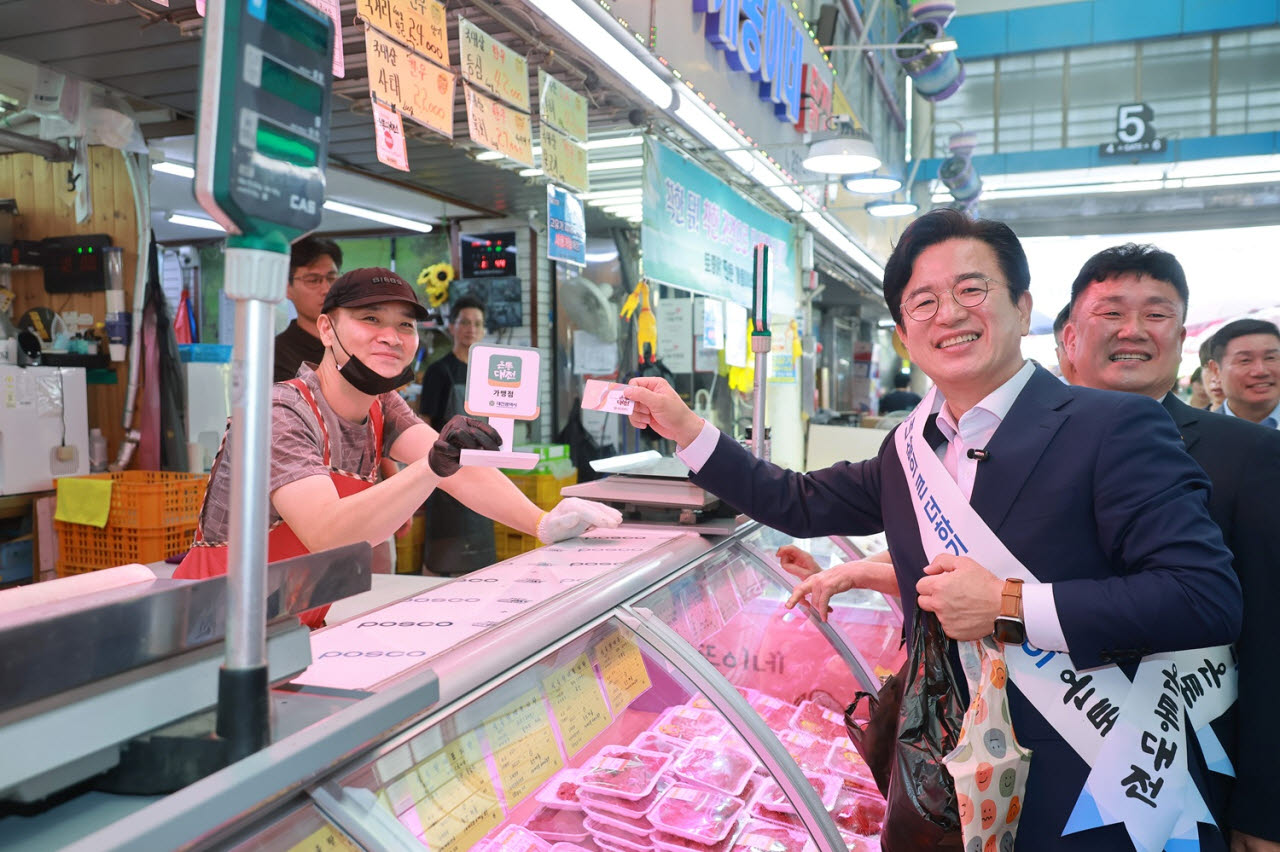 허태정 대전시장(오른쪽)이 1일 온통대전 2.0 출범을 기념해 중앙시장에서 장보기 행사에 참여하고 있다. (사진=대전시 제공)