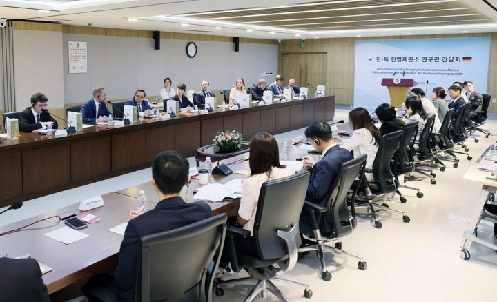 1일 서울 종로구 헌법재판소에서 열린 '한-독 헌법재판소 연구관 간담회'에서 독일 헌법연구관들이 '재판소원'과 관련한 우리나라 헌법연구관의 질문에 답하고 있다.(사진=헌재 제공)