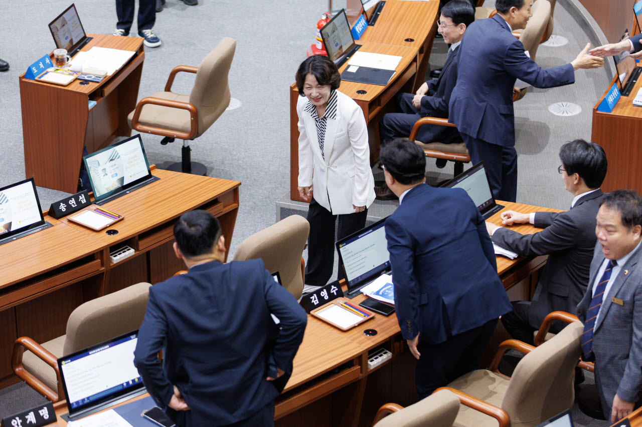 1일 오전 경기도의회 본회의장에서 열린 제393회 임시회 제1차 본회의에서 추미애 경기도지사가 도의원들과 인사를 하고 있다.(사진=경기도)