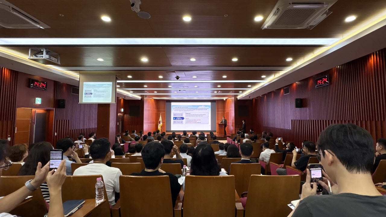 1일 서울 여의도 금융투자협회에서 열린 '금융투자회사 광고업무 종합 개선안' 설명회에서 금융투자업계 관계자들이 달라지는 광고 기준에 대한 설명에 집중하고 있다. (사진=김윤정 기자)