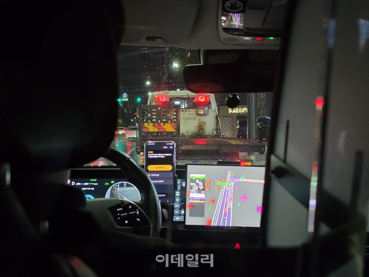 매봉역 인근 정차 차량이 길을 막자 카카오모빌리티의 ‘서울자율차’가 뒤에서 대기 중이다.(사진=이소현 기자)