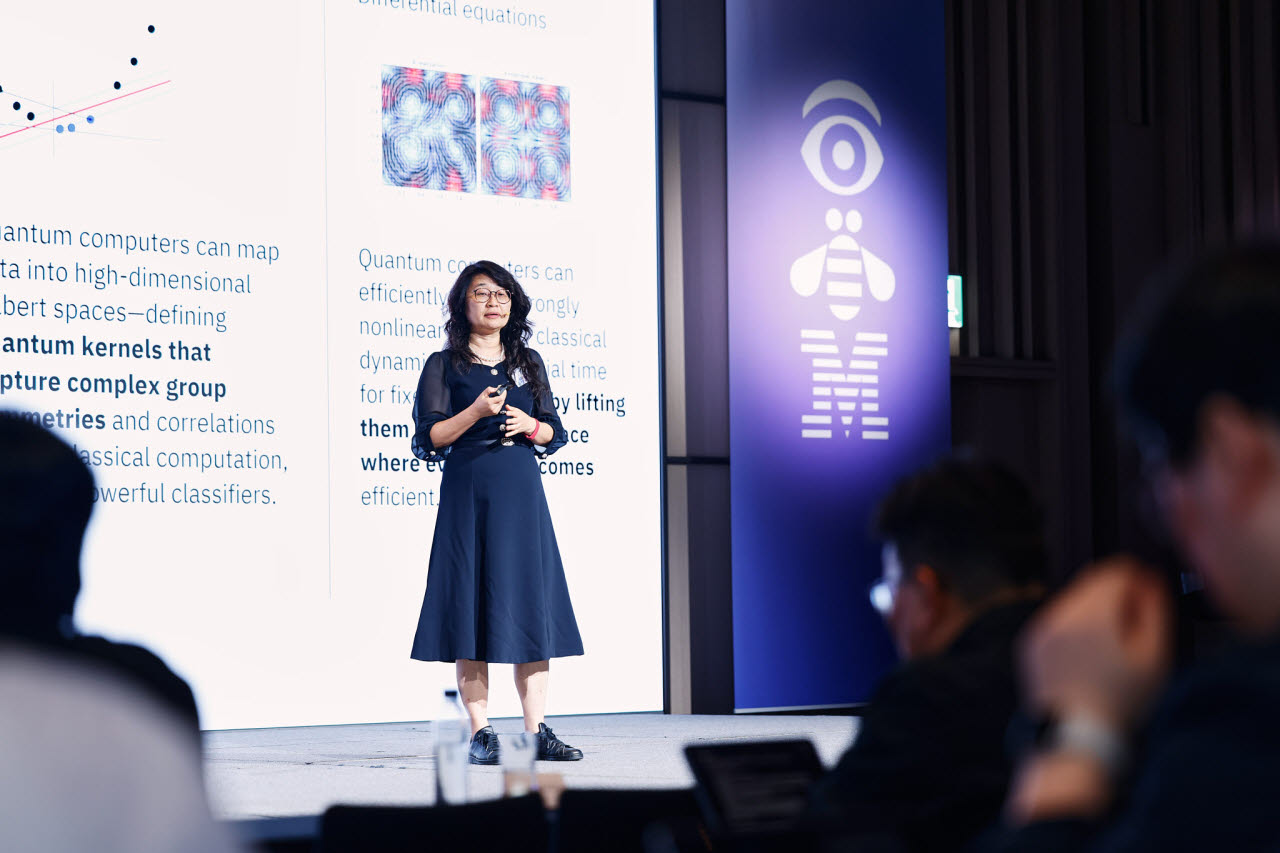 백한희 IBM 퀀텀 알고리즘 센터 디렉터 박사가 1일 'IBM AI 서밋 코리아 2026'에서 기조연설을 하고 있다. (사진=IBM)