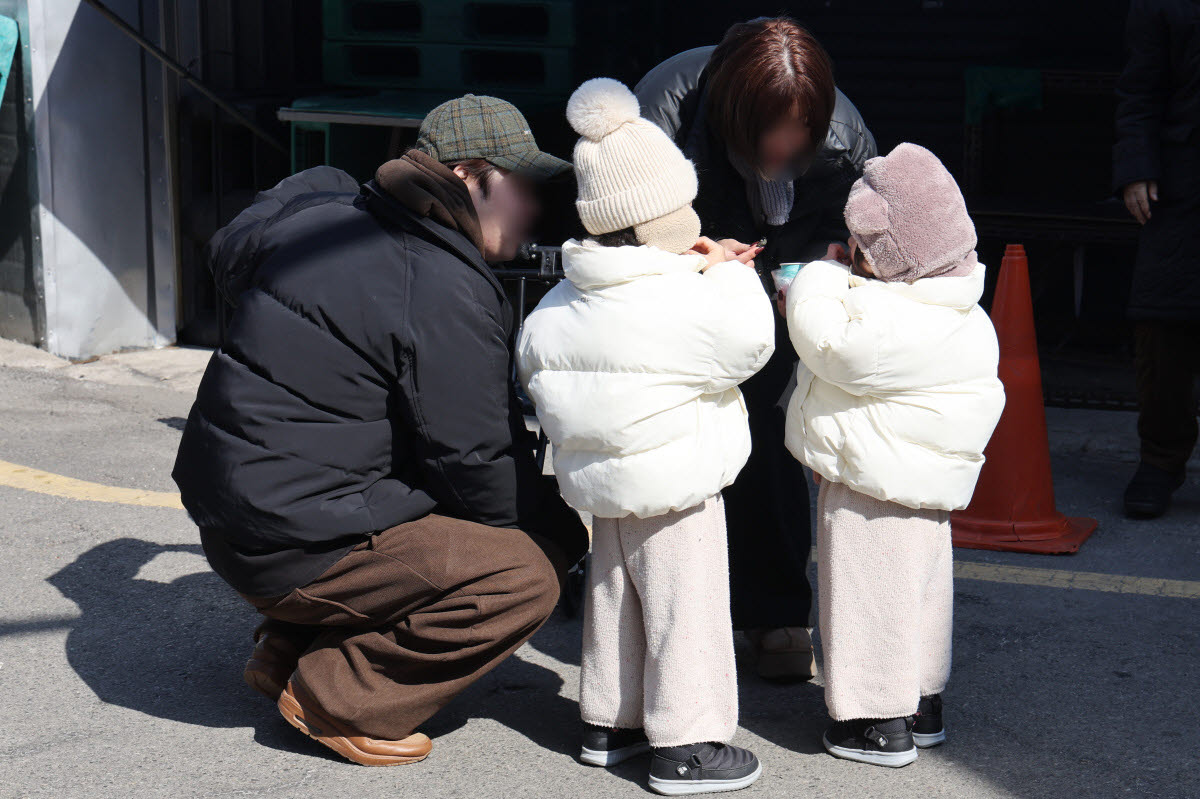지난해 5월 23일 서울 시내에서 이동하는 가족의 모습.(사진=연합뉴스)