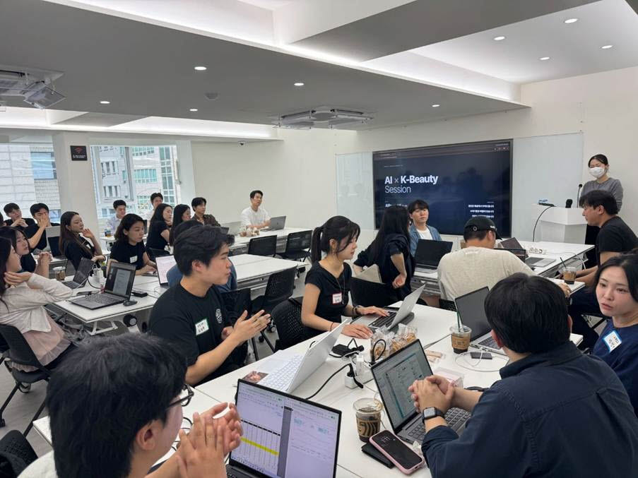 카카오벤처스가 진행한 AI 솔루션 빌딩 세션 ‘뷰티 빌드 스프린트(Beauty Build Sprint)’ 행사에 참석한 뷰티 업계 포트폴리오사 실무자들. (사진=카카오벤처스)