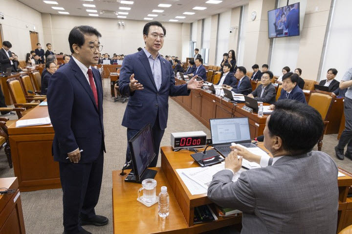 재경위원장에게 항의하는 국민의힘 재경위원들. 국민의힘 간사 배준영(왼쪽) 의원과 강민국 의원. (사진=연합뉴스)