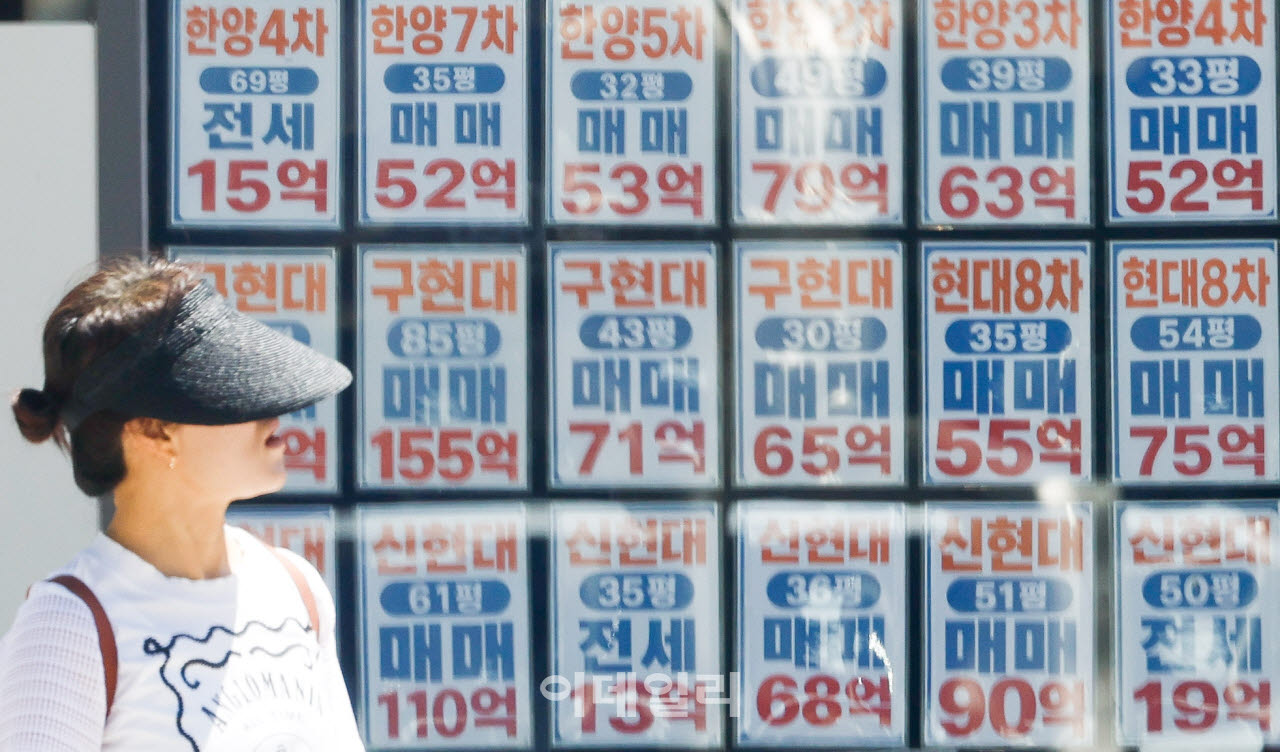 서울 강남구의 한 공인중개사에 아파트 매매 및 전,월세 가격표가 붙어 있다.(사진=이데일리 방인권 기자)