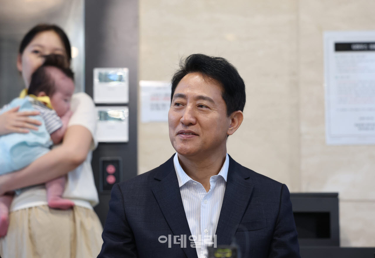 [이데일리 이영훈 기자] 오세훈 서울시장이 1일 서울 송파구 잠실르엘에서 미리내집 사업과 관련 현장을 방문해 신혼부부들과 간담회를 하고 있다.