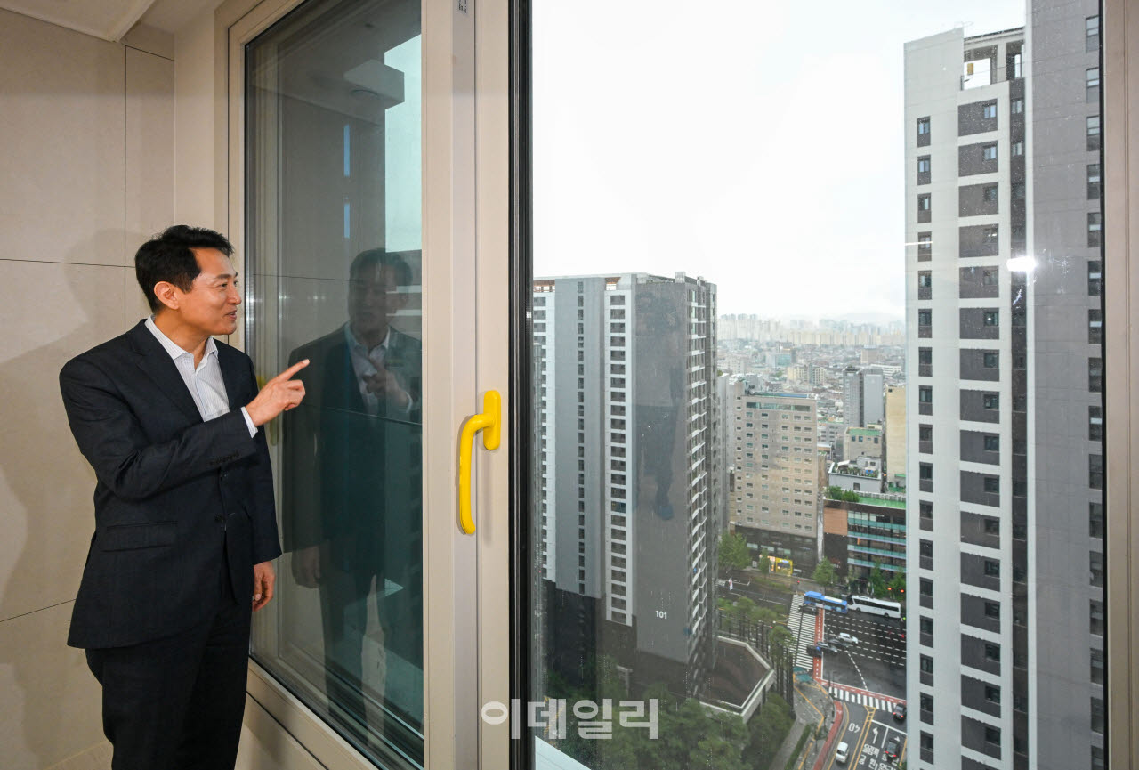 [이데일리 이영훈 기자] 오세훈 서울시장이 1일 서울 송파구 신천동 잠실르엘 미리내집을 방문해 주거시설을 점검하고 주택 공실을 둘러보고 있다.