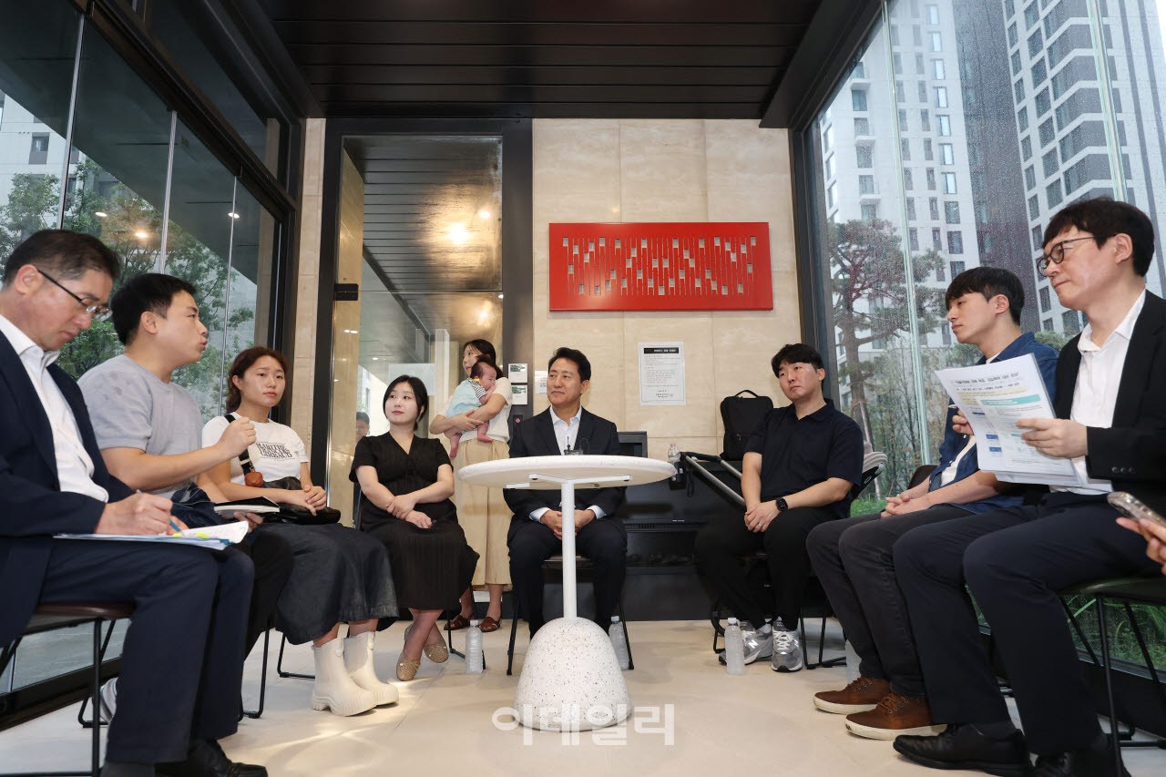 [이데일리 이영훈 기자] 오세훈 서울시장이 1일 서울 송파구 잠실르엘에서 미리내집 사업과 관련 현장을 방문해 신혼부부들과 간담회를 하고 있다.  미리내집은 자녀를 출산하면 거주 기간을 최장 20년으로 연장하고 시세보다 저렴하게 매입할 기회를 제공하는 서울시 저출생 주거 대책이다.