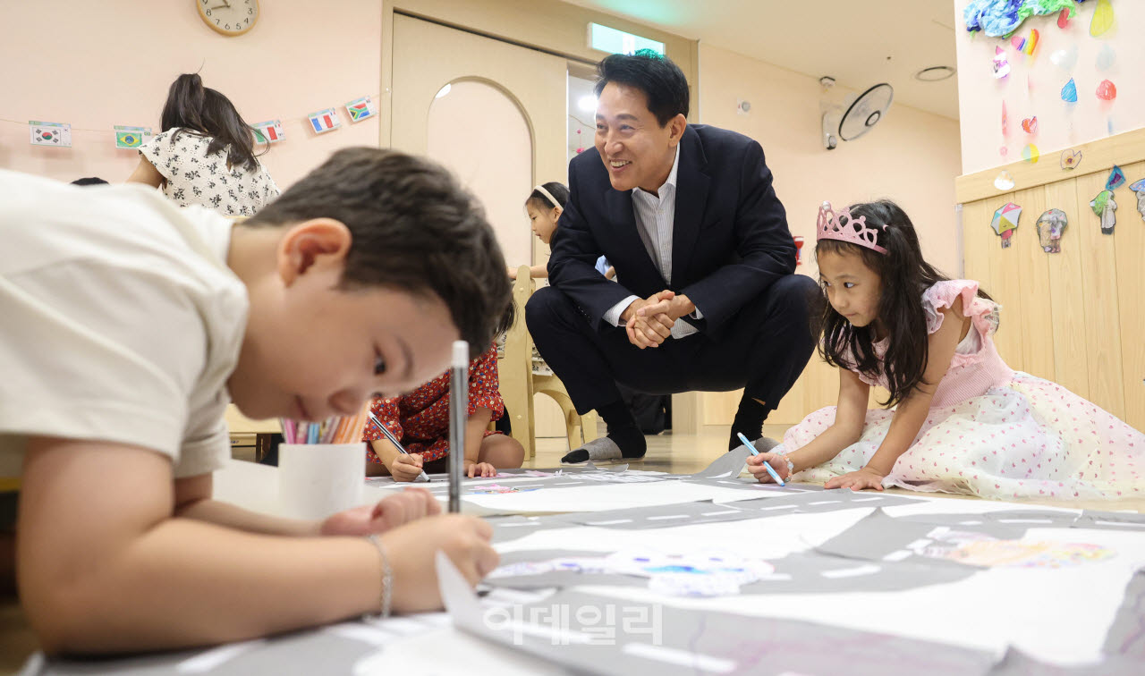 [이데일리 이영훈 기자] 오세훈 서울시장이 1일 오전 서울 송파구 잠실르엘 새빛 어린이집에 방문해 아이들과 인사하고 있다.