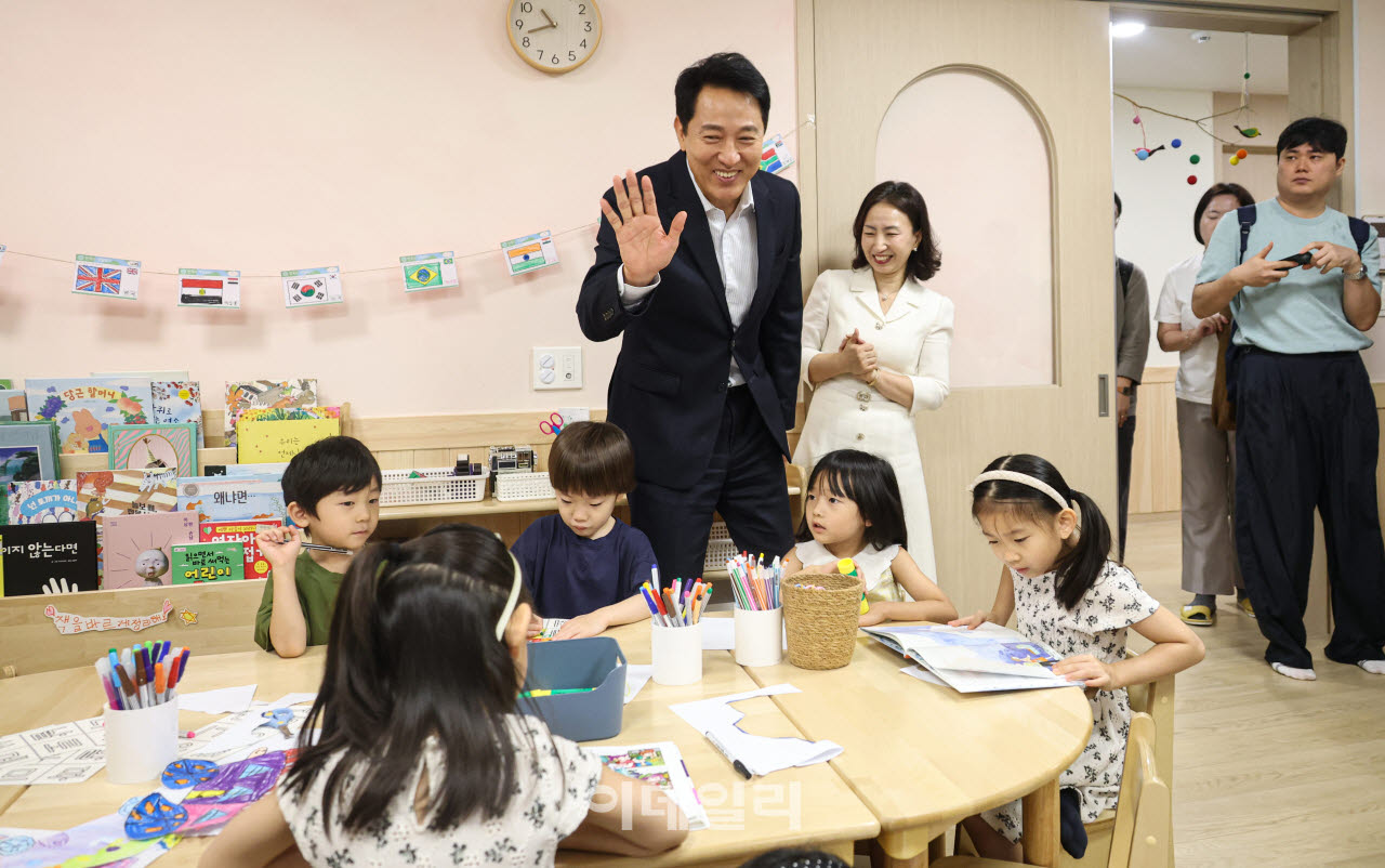 [이데일리 이영훈 기자] 오세훈 서울시장이 1일 오전 서울 송파구 잠실르엘 새빛 어린이집에 방문해 아이들과 인사하고 있다.