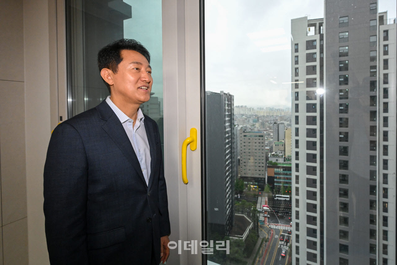오세훈 서울시장이 1일 서울 송파구 신천동 잠실르엘 미리내집을 방문해 주거시설을 점검하고 주택 공실을 둘러보고 있다.(사진=이영훈 기자)