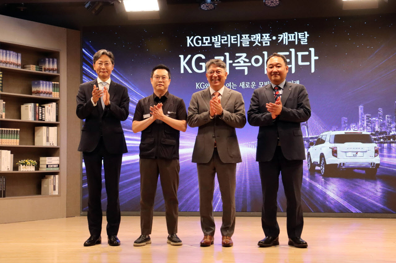 KG그룹이 1일 서울 KG타워 하모니홀에서 개최한 곽재선 KG모빌리티플랫폼 회장 취임식에서 주요 관계자들이 기념촬영하고 있다. (왼쪽부터) 정인국 KG모빌리티플랫폼 대표, 김주환 금속노조 케이카지회장, 곽 회장, 조재형 케이카캐피탈 대표. (사진=KG그룹)