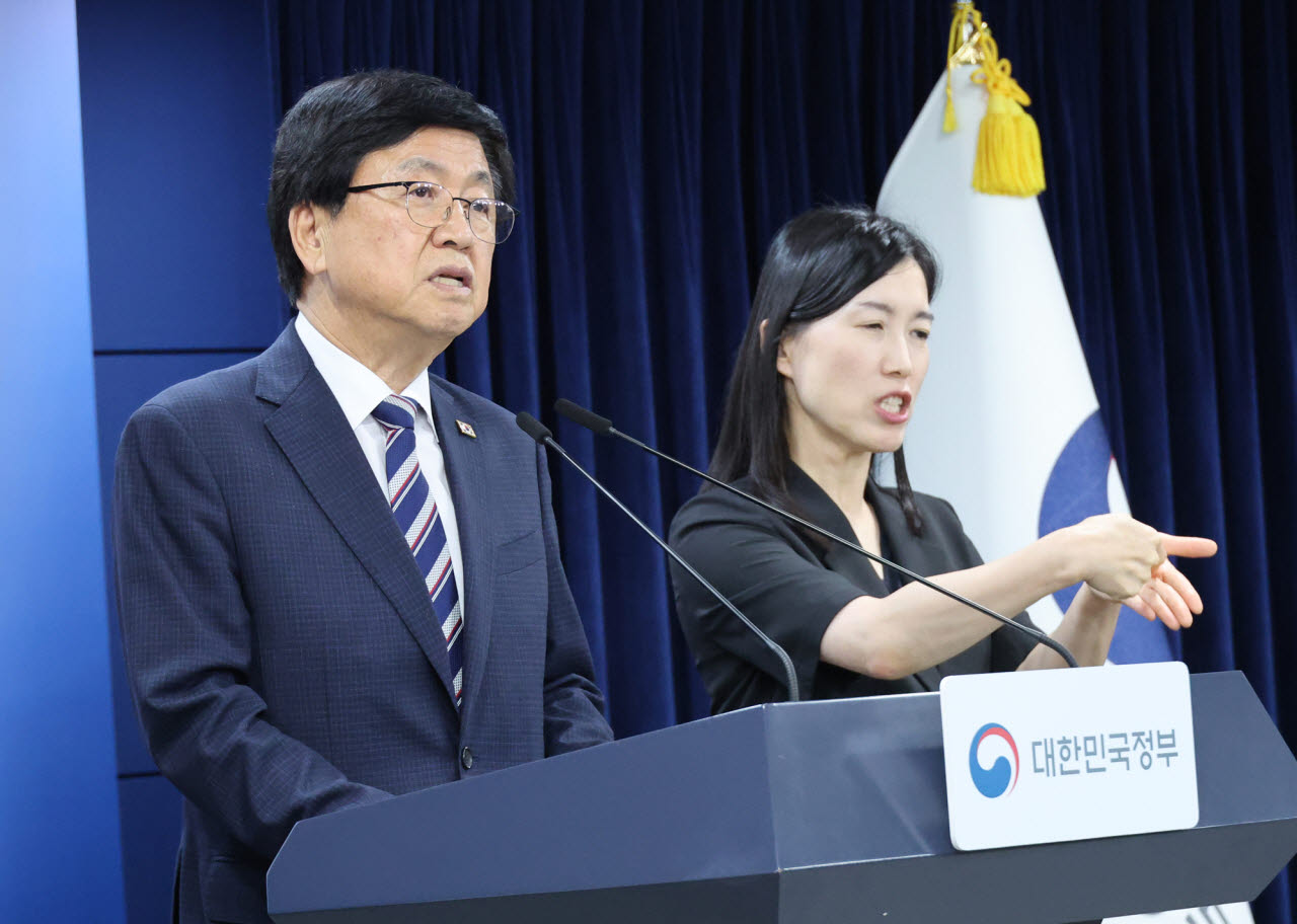 최교진 교육부 장관이 1일 서울 종로구 정부서울청사에서 부산대, 충남대, 전남대를 거점국립대 패키지 지원대학으로 선정했다고 발표하고 있다.(사진=연합뉴스)