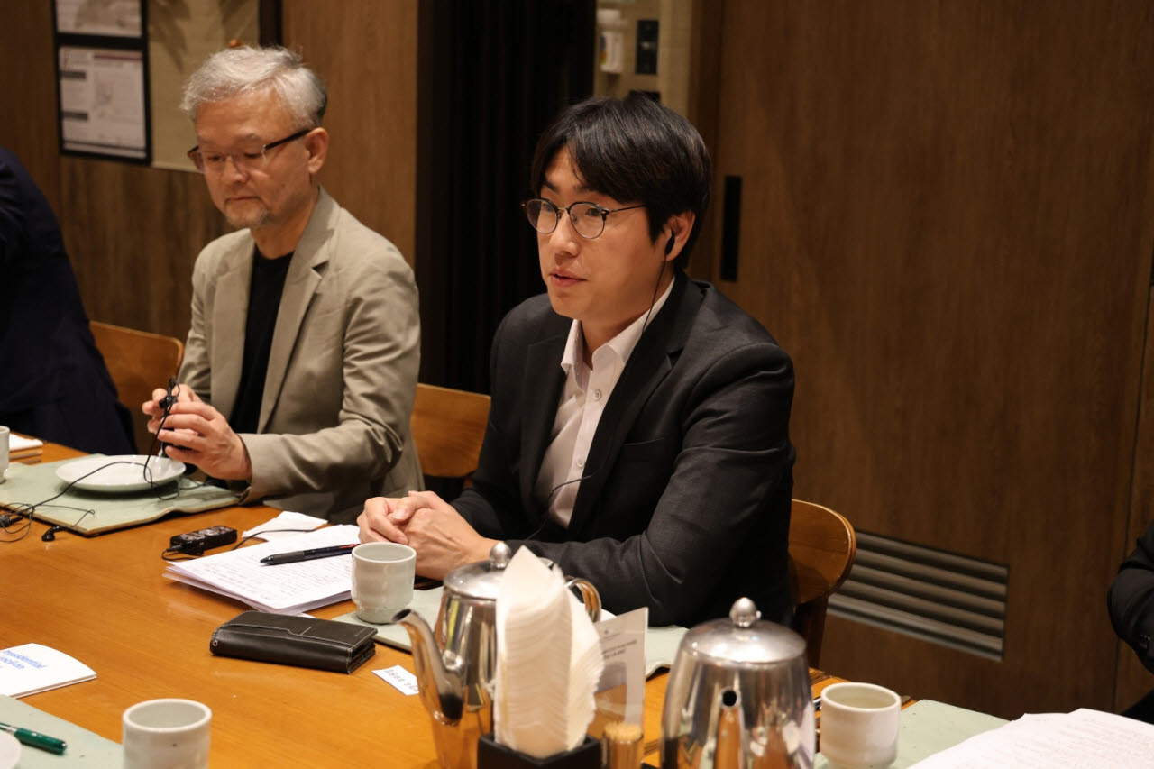 하정우 국가인공지능전략위원회상근부위원장이 프리드리히 에버트 재단(FES) 「2026 노동의 미래 실험실」에서 유럽 고위급 대표단과 함께 AI 정책을 논의하고 있다. (사진=국가인공지능전략위원회)