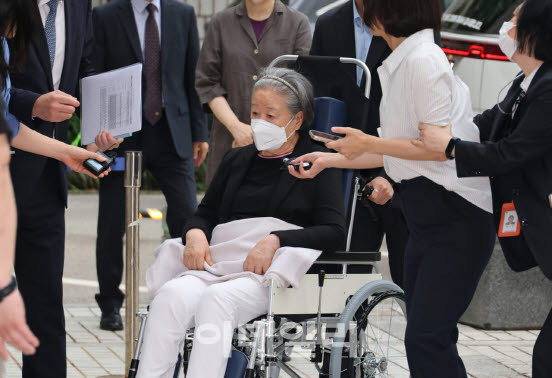 결심공판 출석하는 한학자 통일교 총재 (사진 = 뉴시스)