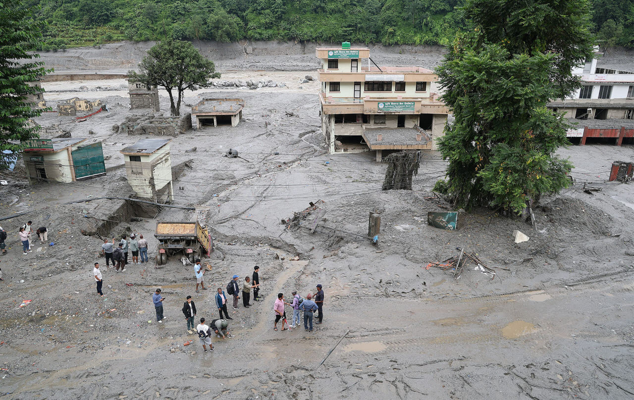 29일(현지시간) 네팔 비두르에서 시민들이 복구 작업을 지켜보고 있다.(사진=연합뉴스)